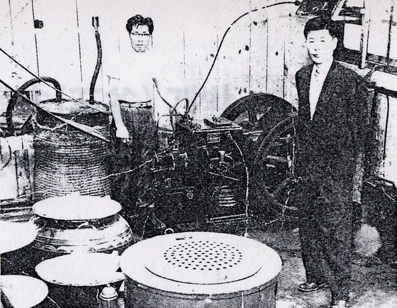 1956년 부산 대신동 동아화성공업주식회사(현 대상그룹 전신) 창업주 임대홍 회장(오른쪽). 사진 (주)대상