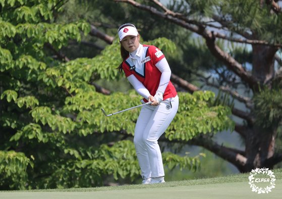 31일 열린 KLPGA 투어 E1 채리티 오픈 최종 라운드 2번 홀에서 칩샷을 시도하는 이소영. [사진 KLPGA]