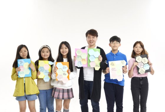 소중 학생기자단이 머리를 맞대고 완성한 아동 크리에이터 보호 십오계명 후보군을 들고 포즈를 취했다. 왼쪽부터 김온유·김리나·조유민 학생기자, 김상현 교사, 남재준·김율아 학생기자.