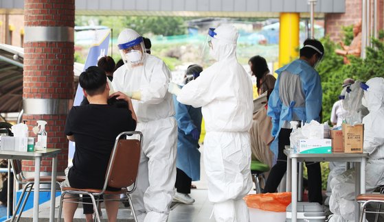 함께 제주도로 단체 여행을 다녀온 교회 목사인 A씨 가족 7명 중 초등학생을 포함한 5명이 신종 코로나바이러스 감염증(코로나19) 확진 판정을 받은 31일 오후 경기도 안양시 양지초등학교 운동장에서 해당 학생과 접촉한 교직원 및 학생을 대상으로 진단 검사가 진행되고 있다. 연합뉴스