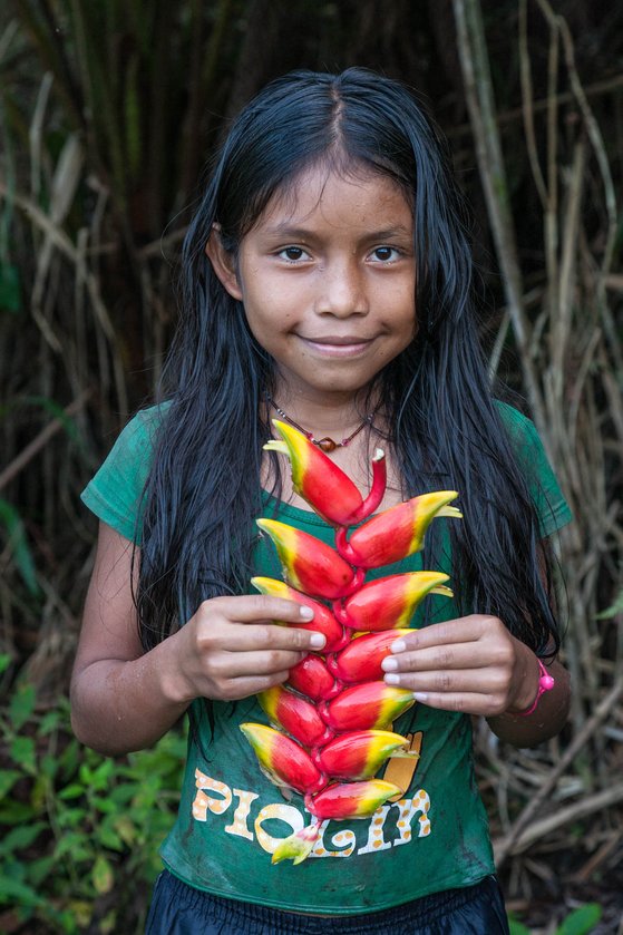 네 모녀 중 셋째가 이국적으로 생긴 꽃을 보여주었다. 원형질과 같은 순수한 미소는 이 소녀에게서도 찾을 수 있었다.