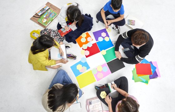 소중 학생기자간이 김 교사의 지도에 따라 각자 아동 크리에이터를 위해 지킬 촬영 수칙을 만들었다.