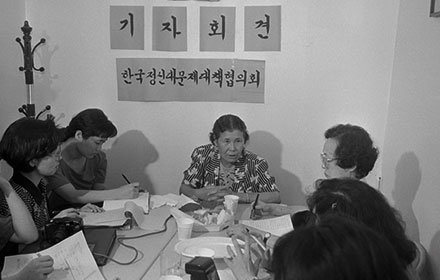 고 김학순 할머니는 정대협 사무실에서 대한민국 내 거주자로는 처음으로 일본군 위안부의 실상을 실명으로 증언했습니다. 김 할머니는 일본 정부가 ’일본군은 군대 ‘위안부’ 문제에 관여하지 않았다“고 발표하자 폭로를 결심한 것으로 알려졌습니다. [사진 정의기억연대]