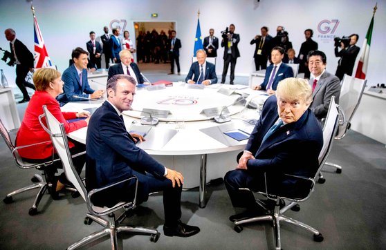 지난해 8월 프랑스 비아리츠에서 열린 G7 정상회의에서 도널드 트럼프(오른쪽 두번째) 미국 대통령을 비롯한 프랑스, 독일, 캐나다, 영국, 이탈리아, 일본 정상들이 원탁에 앉아 토론을 준비하고 있다. [AFP=연합뉴스]