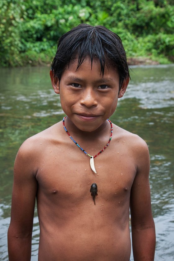 에콰도르의 아마존 상류는 작은 지류로, 비행기에서 내려다보자 짙은 녹색 밀림 속에 지렁이처럼 구불구불 이어져 사라졌다 나타나고는 했다. 마을로 들어가 보니 아마존은 아이들의 놀이터였다. 아이들이 몸에 붙어 떨어지지 않는 습성을 가진 작은 물고기를 장난감처럼 갖고 놀고 있었다. 아프거나 하지는 않아 보였다.