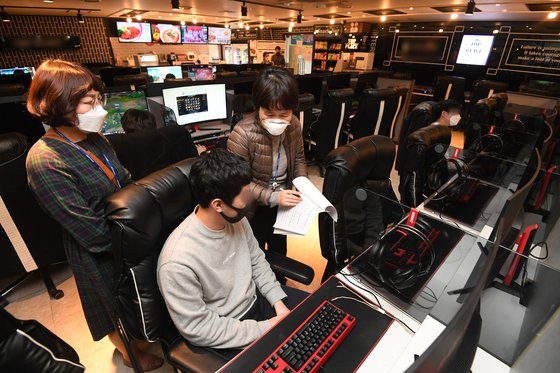 지난 24일 오후 경기도 수원시내 한 PC방에서 경기도청 공무원들이 신종 코로나바이러스 감염증(코로나19) 감염예방수칙 준수 여부 점검을 하고 있다. 뉴스1