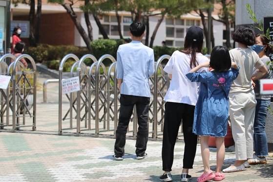 2차 등교 사흘째인 29일 오후 대구의 한 초등학교 정문 앞에서 학부모들이 수업을 마치고 나오는 학생들을 기다리고 있다. 뉴스1