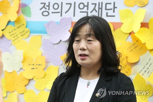 정대협이 정의기억재단과 조직을 통합해 정의연으로 출범했습니다. 정의기억재단은 2015년 한ㆍ일 위안부 합의에 반발해 이듬해 일본 정부 출연금인 10억엔을 돌려주기 위해 만들어진 곳입니다. 첫 이사회에서 윤미향 당시 정대협 상임대표가 초대 이사장으로 선출됐습니다. 연합뉴스