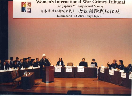 여성국제전범법정이 히로히토(裕仁) 일왕과 일본 정부에 대해 유죄 판결을 내렸습니다. 재판부는 판결문에서 히로히토 일왕과 옛 일본군간부 등은 인간의 노예화. 고문, 살인, 인종적 이유 등에 의한 박해 등을 금지하고있는 ‘인도에 대한 죄’를 위반했다며 이 같은 판결을 내렸습니다. [사진 정의기억연대]