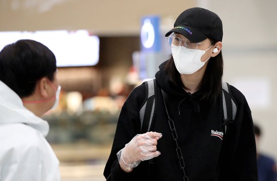 (인천공항=뉴스1) 박정호 기자 = 터키 여자 프로배구 엑자시바시에서 뛰는 김연경(32)이 15일 오전 터키 내 한국인 147명이 탑승한 특별기편으로 인천국제공항을 통해 귀국, 방호복을 입은 관계자들에게 코로나19 검사 및 자가격리 사항 등에 대해 물어보고 있다. 터키리그 중단 및 신종 코로나바이러스 감염증(코로나19) 급격한 확산으로 귀국한 김 선수는 "3일 내 자기 차량으로 보건소를 방문해 코로나19 검사를 받을 것"이라고 밝혔다. 2020.4.15/뉴스1