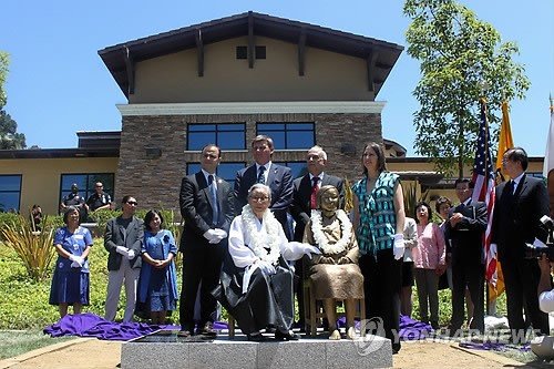 평화의 소녀상이 국외 처음으로 미국 캘리포니아주 로스앤젤레스 인근 글렌데일 시립 중앙도서관 앞 공원에 세워졌습니다. 제막식에는 글렌데일 시정부를 대표한 시의원 4명, 그리고 지역 정계 인사와 지역 시민, 한인 단체 회원 등 500여명이 모였습니다. 연합뉴스