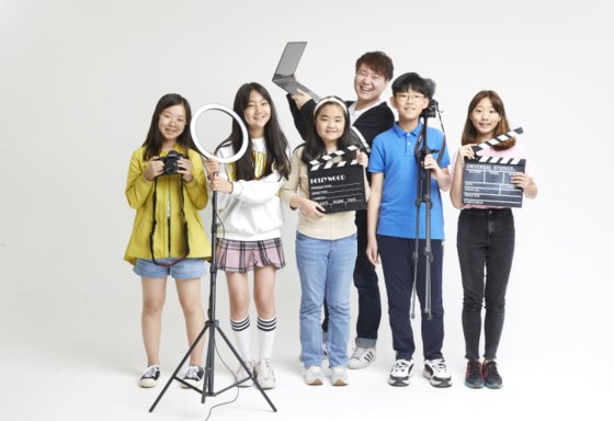 김온유·김리나·조유민 학생기자와 김상현 교사, 남재준·김율아 학생기자(왼쪽부터)가 유튜브 영상 촬영용 도구를 들고 카메라를 향해 웃어 보였다.