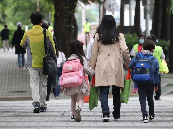 지난 2일 오전 서울의 한 초등학교에서 어린이가 등교하고 있다. 수도권을 중심으로 신종 코로나바이러스 감염증(코로나19)의 산발적인 발생이 잇따르는 가운데 3일부터 초·중·고 학생 178만명이 추가로 등굣길에 오른다. 연합뉴스