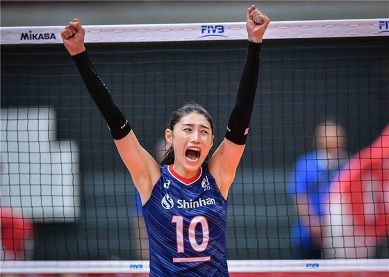 환호하는 배구 황제 김연경  (서울=연합뉴스) 김연경이 지난 24일(현지시간) 일본 도야마 체육관에서 열린 국제배구연맹(FIVB) 월드컵 8차전 세르비아와의 경기에서 득점한 뒤 기뻐하고 있다. 2019.9.24 [국제배구연맹 제공. 재판매 및 DB 금지]  photo@yna.co.kr(끝)〈저작권자(c) 연합뉴스, 무단 전재-재배포 금지〉