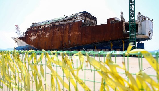 세월호 참사 6주기인 지난 4월 16일 오후 세월호 희생자 유가족, 4.16 재단 관계자 등이 전남 목포시 목포신항만에 인양된 세월호를 바라보고 있다. [프리랜서 장정필]