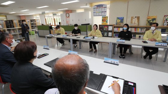 유은혜 사회부총리 겸 교육부 장관(오른쪽 세번째)이 등교수업 상황 등을 점검하기 위해 4일 충북 청주시 오송고등학교 방문해 학생 및 교직원들과 간담회하고 있다. 연합뉴스