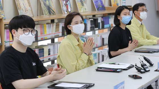 유은혜 사회부총리 겸 교육부 장관(왼쪽 두번째)이 등교수업 상황 등을 점검하기 위해 4일 충북 청주시 오송고등학교 방문해 학생 및 교직원들과 간담회하고 있다. 연합뉴스