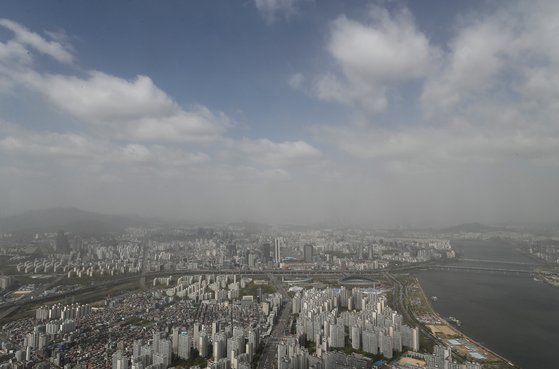 황사의 영향으로 서울에 미세먼지 주의보가 발령된 지난 4월 22일 서울 도심 전경. 4일도 전국에 황사가 내려앉으면서 미세먼지 농도가 보통~나쁨까지 올라갈 것으로 보인다. 연합뉴스