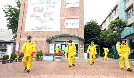 고등학교 1학년과 중학교 2학년, 초등학교 3~4학년의 등교 개학이 시작된 3일 오전 서울 동작구 동 방역단이 코로나19 감염차단을 위해 서울대림초등학교와 그 주변 일대의 방역 소독을 하고 있다. 뉴스1 ※기사와는 관련 없는 사진