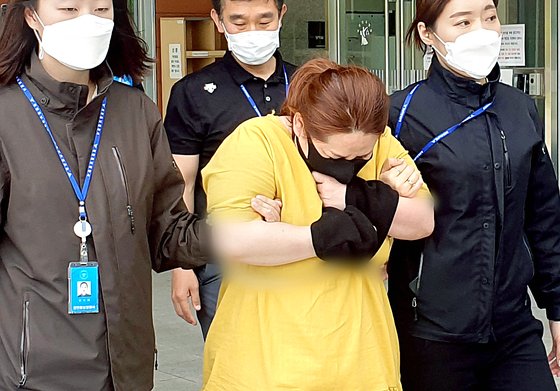 9세 의붓아들이 거짓말을 했다는 이유로 7시간이 넘게 여행용 가방에 가둬 심정지 상태에 이르게 한 40대 계모가 3일 오후 영장실질심사를 받기 위해 대전지방법원 천안지원으로 향하고 있다. 뉴스1
