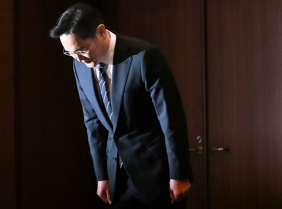 이재용 삼성전자 부회장이 지난달 서초동 사옥에서 경영권 승계와 노조 문제 등과 관련해 대국민 사과를 하기 전 고개 숙여 인사하고 있다. 장진영 기자
