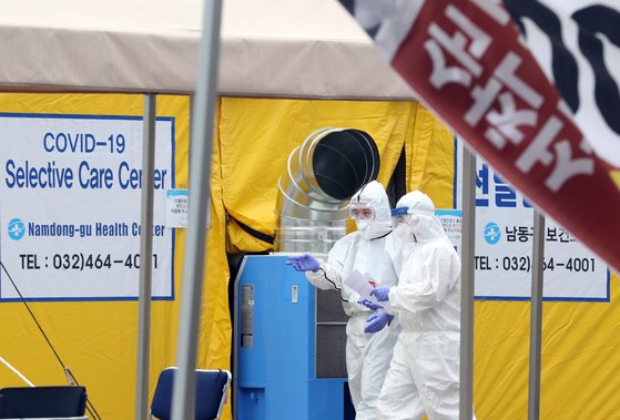 4일 오후 인천시 남동구보건소 선별진료소에서 의료진이 분주하게 움직이고 있다. 뉴시스