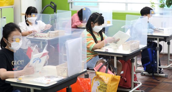 부산 한 초등학교에서 3학년 학생들이 수업을 듣고 있다. 뉴스1