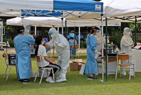 6일 오전 인천시 연수구 한 고등학교에서 학생들과 교직원들이 검사를 받고 있다. 이 학교는 전날 오후 이 학교에 재학 중인 학생이 신종 코로나 바이러스 감염증(코로나19) 확진 판정을 받았다. 뉴스1