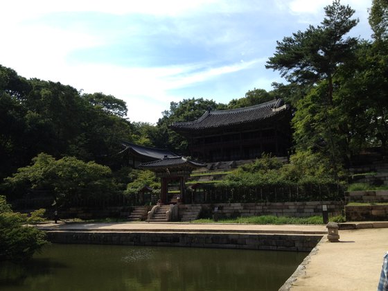 정조는 즉위년(1776)에 역대 임금의 시문과 글씨 등을 보관할 집을 창덕궁 후원에 짓고 1층을 규장각이라 하고 2층을 주합루라 했다. [사진 Flickr]