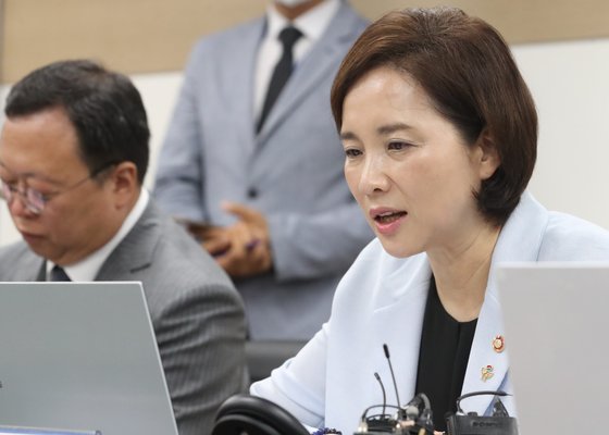 유은혜 사회부총리 겸 교육부 장관이 5일 오전 서울 여의도 교육시설공제회관에서 열린 등교수업 관련 초·중학교 학부모 모니터단 원격간담회에서 인사말을 하고 있다. 연합뉴스