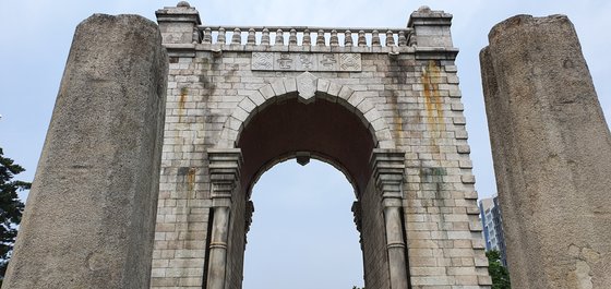 청나라 사신을 맞던 사대주의의 상징 영은문(迎恩門)을 허문 자리에 독립협회는 1897년 독립문을 세워 자주 의식을 드러냈다. 하지만 국력이 뒷받침 되지 못해 1910년 일제에 나라를 빼앗겼다. 장세정 기자