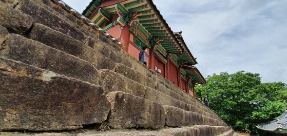 충북 괴산 만동묘를 오르는 마지막 계단은 중국 황제를 상징하는 아홉 칸으로 가파르게 설계돼 있다. 임진왜란 때 조선을 도운 중국 명나라 황제의 은혜에 대한 예를 강조하기 위한 의도라고 한다. 장세정 기자