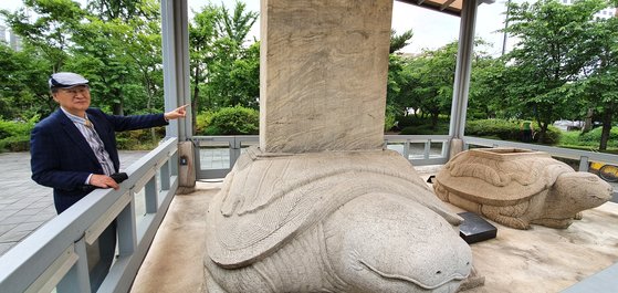 신복룡 전 건국대 석좌교수가 서울 석촌호수 공원에 세워진 삼전도비의 의미를 설명하고 있다. 장세정 기자