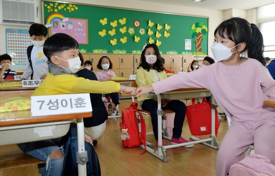 신종 코로나바이러스 감염증(코로나19) 확산으로 그동안 개학이 연기됐던 초등학교 1~2학년 학생들이 지나달 27일 등교 개학했다. 이날 대전 문화초등학교 1학년 학생들이 친구들과 난생 첫 수업을 받고 있다.김성태