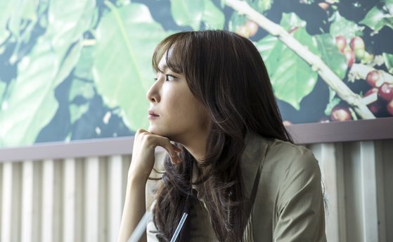 에세이집 ‘나를 숨쉬게 하는 보통의 언어들’ 출간한 작사가 김이나 씨가 8일 서울 상암동에서 중앙일보와 인터뷰하고 있다. 김성룡 기자