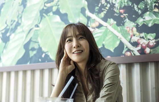 에세이집 ‘나를 숨쉬게 하는 보통의 언어들’ 출간한 작사가 김이나 씨가 8일 서울 상암동에서 중앙일보와 인터뷰하고 있다. 김성룡 기자