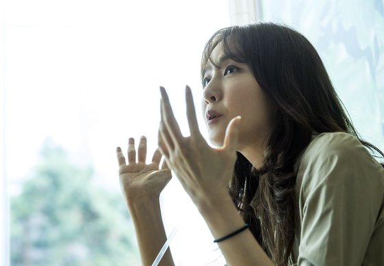 에세이집 ‘나를 숨쉬게 하는 보통의 언어들’ 출간한 작사가 김이나 씨가 8일 서울 상암동에서 중앙일보와 인터뷰하고 있다. 김성룡 기자