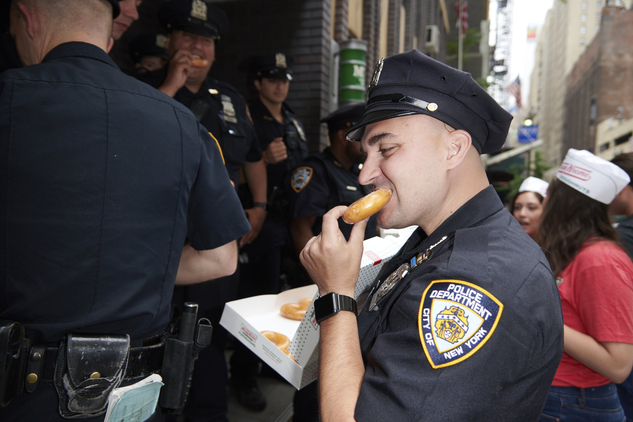 뉴욕시 경찰관들이 한 도넛 회사가 제공한 도넛을 먹고 있다. 도넛은 미국 경찰이 가장 좋아하는 간식 중 하나로 꼽힌다. [AP=연합뉴스]