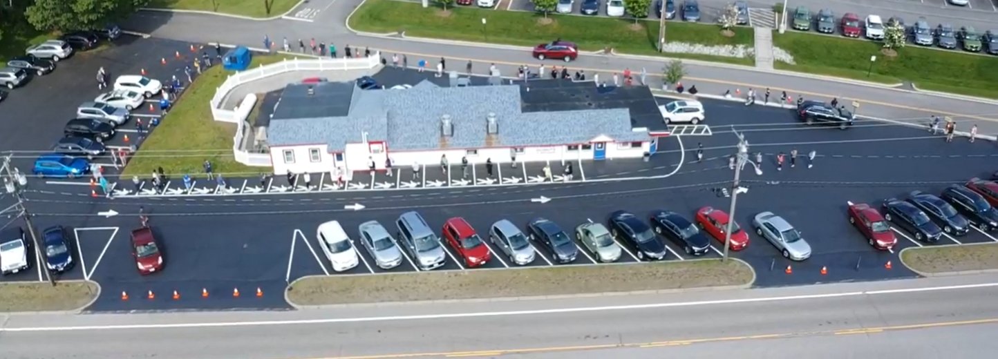 앨리스도넛 가게 앞에 길게 늘어선 대기줄. [페이스북 keith.mercadolazarski 캡처]