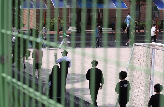 8일 서울 중랑구 원묵고등학교 운동장에 마련된 선별진료소에서 이 학교 학생들이 신종 코로나 바이러스 감염증(코로나19) 검사를 받기 위해 차례를 기다리고 있다. 연합뉴스