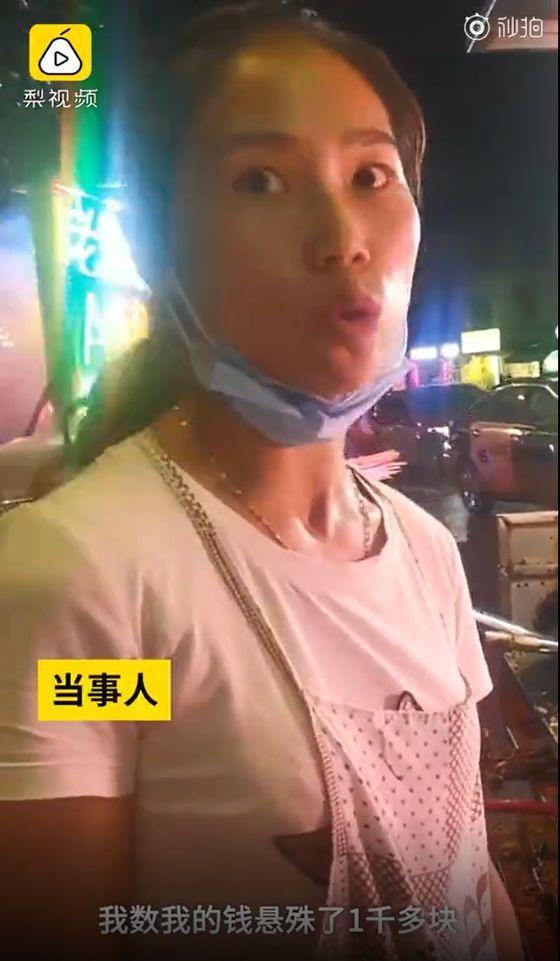 QR코드 바꿔치기로 피해를 본 구이양의 볶음밥 노점상이 사건 경위를 설명하고 있다. [웨이보]