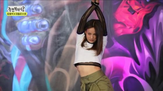 MBC 예능 '놀면 뭐하니'에서 유재석, 비와 함께 혼성 댄스 그룹 '싹쓰리'를 결성한 이효리가 1990년대 감성의 패션을 재현하면서 크롭티를 입고 무대에 섰다. 사진 '놀면 뭐하니' 영상 캡처