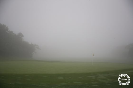 14일 오전 '제14회 에쓰오일 챔피언십'이 개최된 제주시 엘리시안 제주CC 코스에 안개가 깔렸다. [사진 KLPGA]