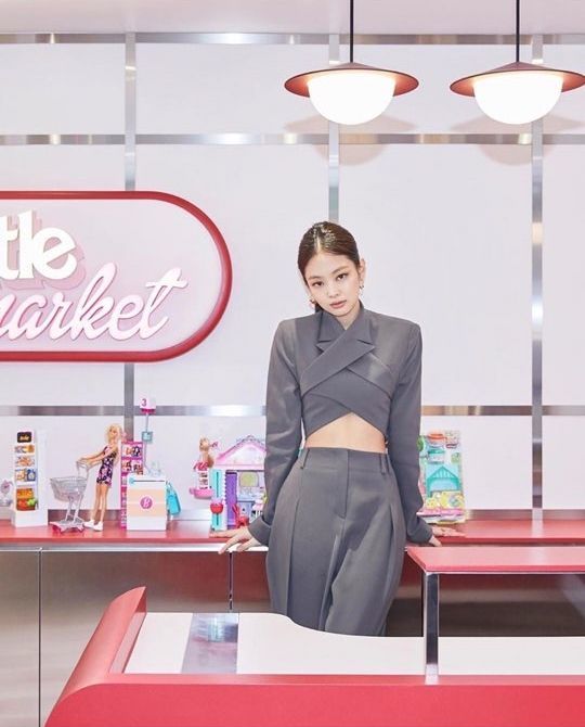 '블랙핑크' 멤버 제니가 크롭 스타일의 재킷을 입을 모습. 사진 제니 인스타그램