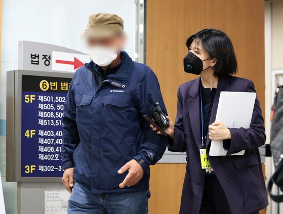 '웰컴 투 비디오' 운영자 손정우씨의 아버지가 지난 5월19일 오전 서울 서초구 서울고법에서 열린 범죄인 인도심사 청구사건 심문 기일을 마치고 법정을 나서고 있다.뉴스1