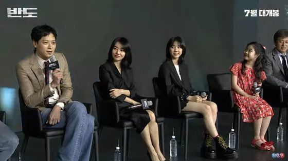 16일 유튜브를 통해 생중계된 영화 '반도' 온라인 제작보고회에서 주연 강동원은 자신이 맡은 정석에 대해 ’강인하지만 염세적이고 시니컬한 인물“이라 설명했다.  [화면캡처]