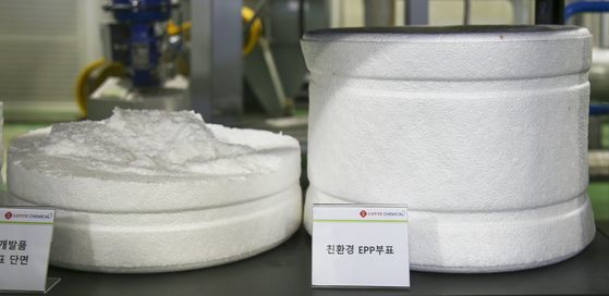 롯데케미칼 친환경 부표(사진 오른쪽)과 단면(사진 왼쪽). 사진 롯데케미칼