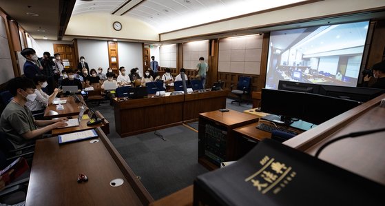 16일 서울 서초구 고등법원에서 열린 세계 최대 아동 성착취물 사이트 '웰컴 투 비디오'(W2V) 운영자 손정우에 대한 범죄인 인도심사 청구사건 2번째 심문기일에 손씨가 출석해 재판시작을 기다리고 있다. [뉴스1]