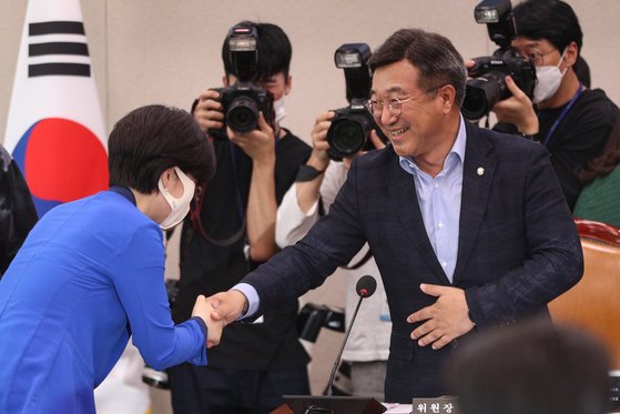 윤호중 법사위원장과 백혜련 더불어민주당 법사위 간사가 16일 국회 법제사법위원회에서 열린 첫 전체회의에서 악수를 하고 있다. [뉴스1]