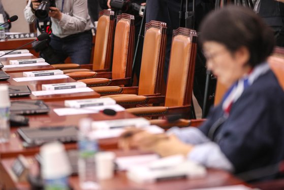 6일 국회 법제사법위원회 첫 전체회의가 열린 가운데 상임위 강제 배정에 항의하는 미래통합당 의원들의 불참으로 좌석들이 비어있다. [뉴스1]